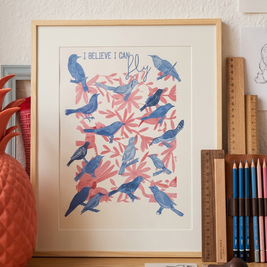 Affiche illustrée I Believe I Can Fly avec oiseaux bleus et feuillage rose