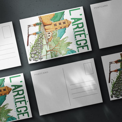 Affiche illustrée de l’Ariège en format carte postale, représentant un paysage de montagne des Pyrénées avec nature, calme et ambiance poétique.
