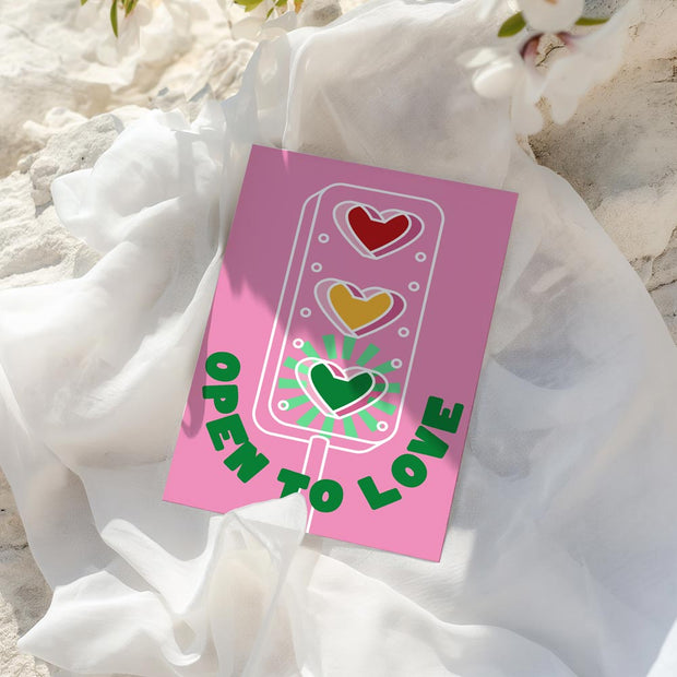 Affiche Open to Love avec illustration graphique de feu tricolore en forme de cœur
