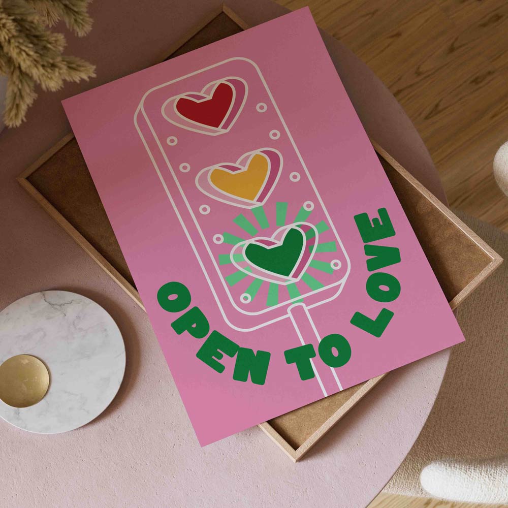 Affiche Open to Love avec illustration graphique de feu tricolore en forme de cœur
