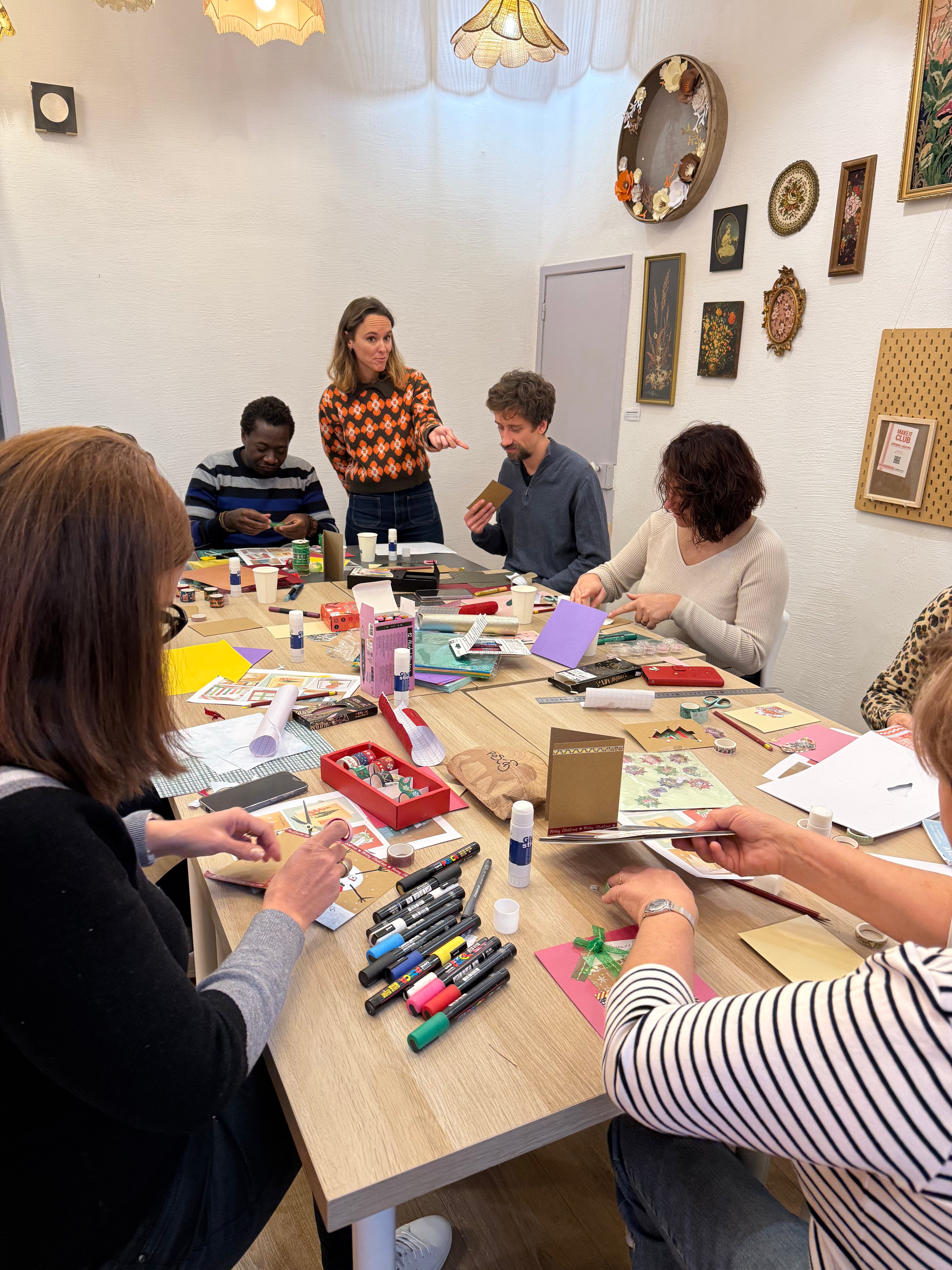 Création de cartes de vœux de Noël faites main avec illustration et collage lors d’un atelier créatif