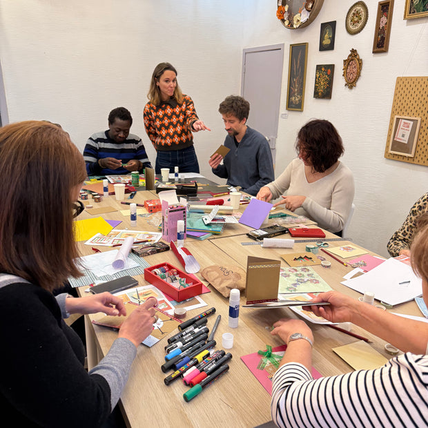 Création de cartes de vœux de Noël faites main avec illustration et collage lors d’un atelier créatif