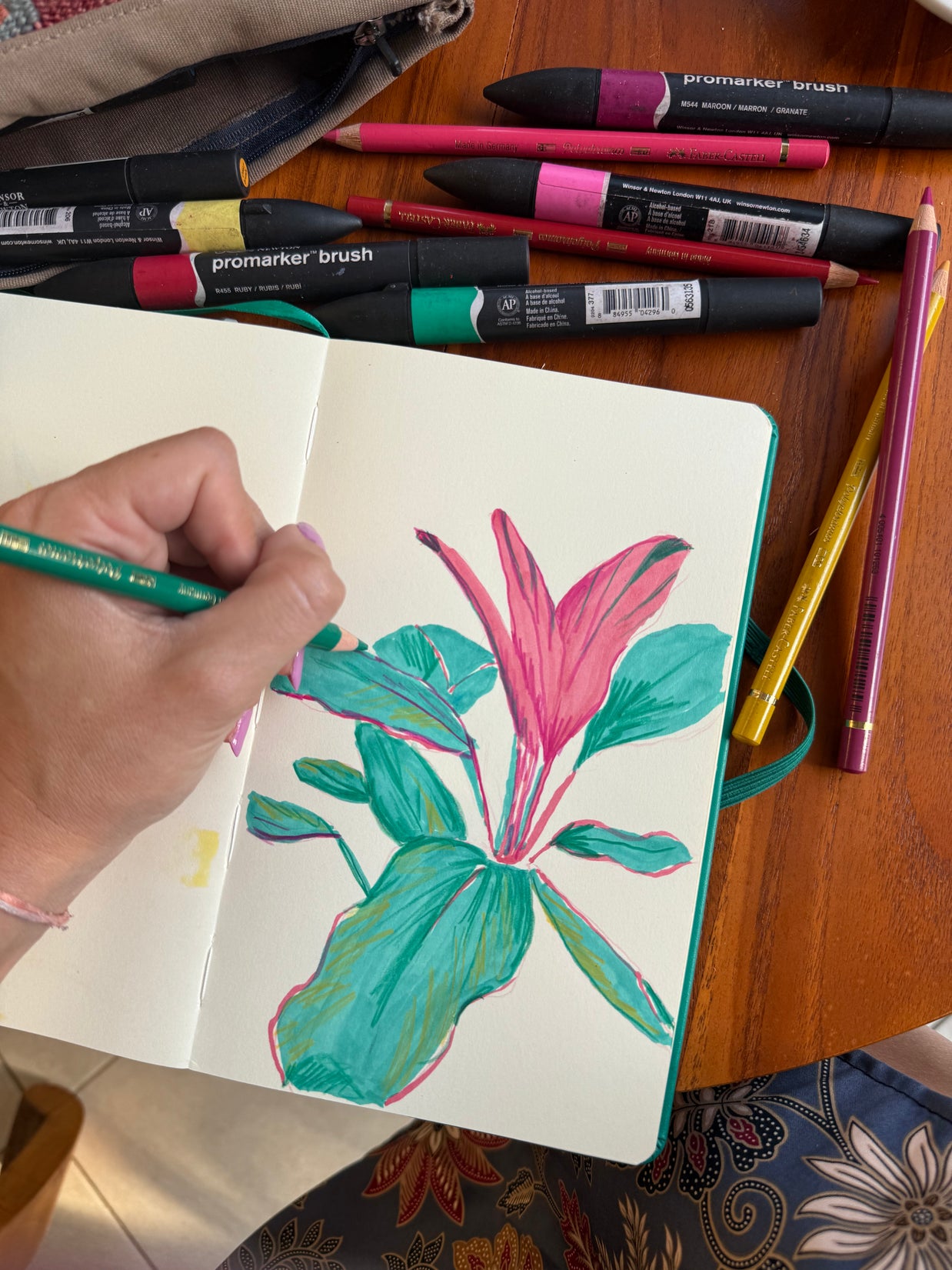 Participant dessinant des feuilles et des fleurs lors d’un atelier d’illustration botanique