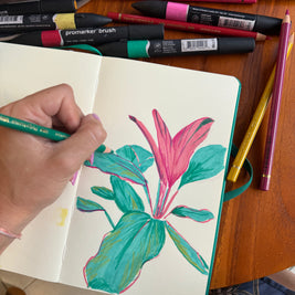 Participant dessinant des feuilles et des fleurs lors d’un atelier d’illustration botanique