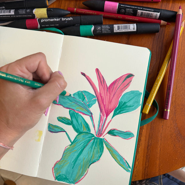 Participant dessinant des feuilles et des fleurs lors d’un atelier d’illustration botanique