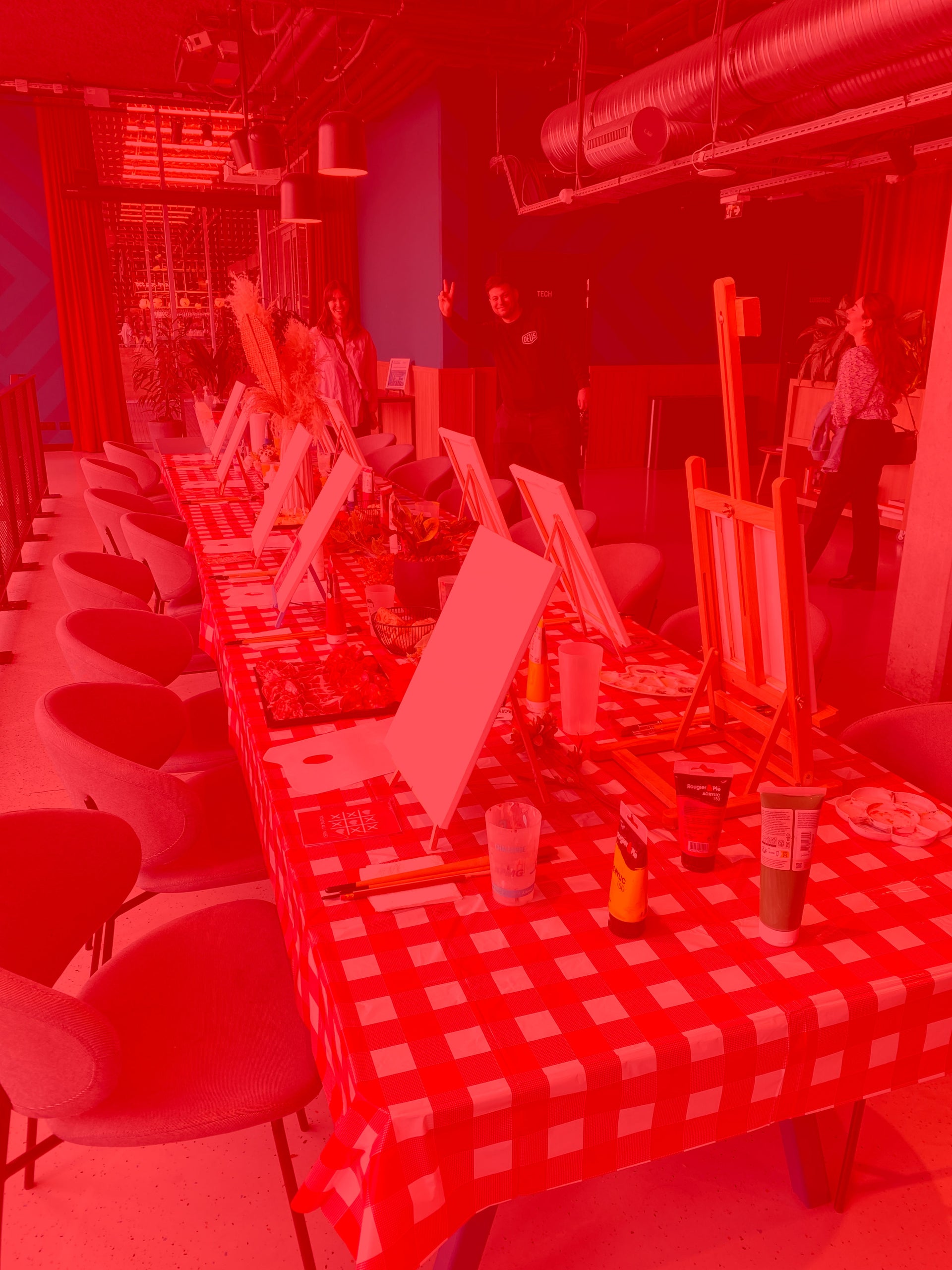 Atelier Sip and Paint avec participants en train de peindre