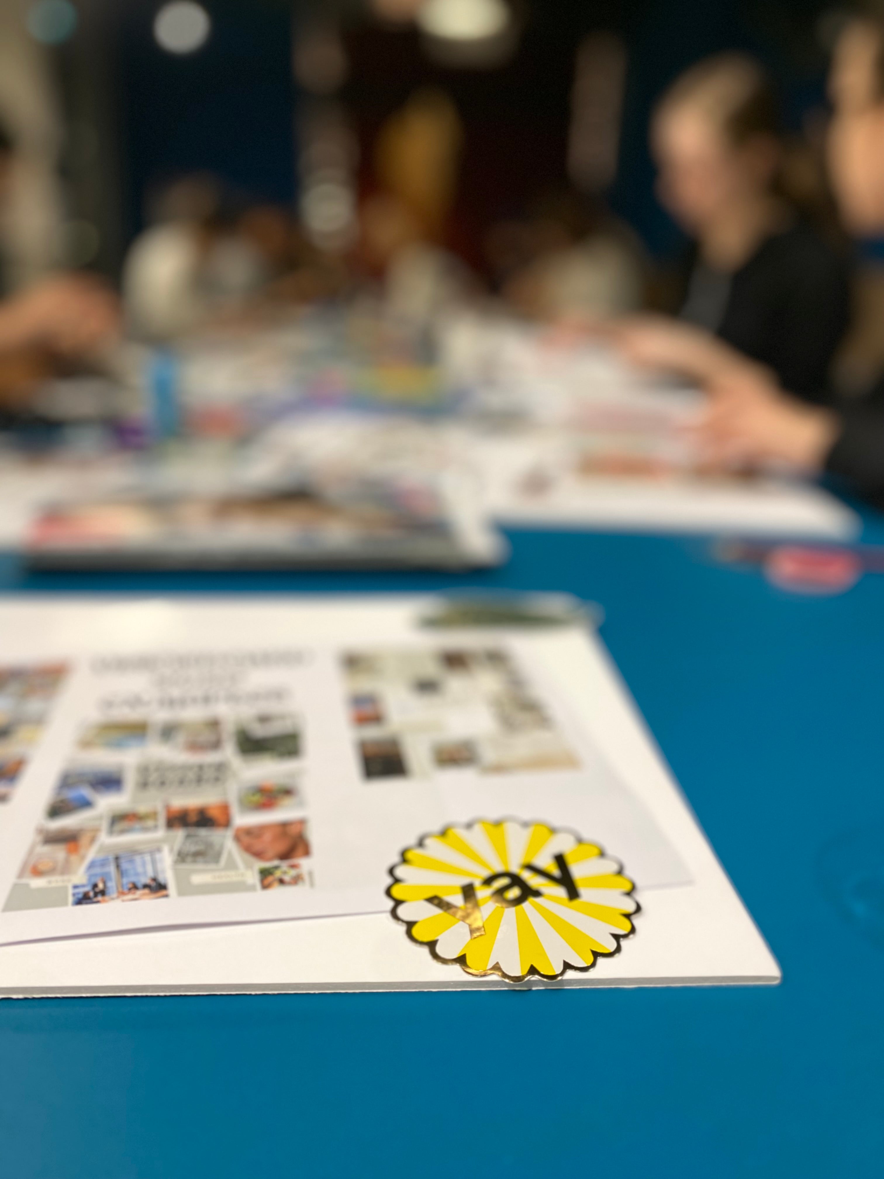 Participant en train de composer un tableau d’inspiration coloré pendant un atelier créatif
