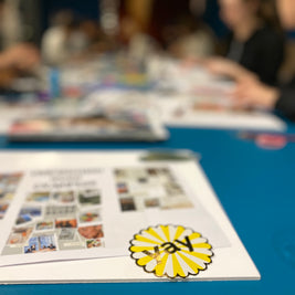 Participant en train de composer un tableau d’inspiration coloré pendant un atelier créatif