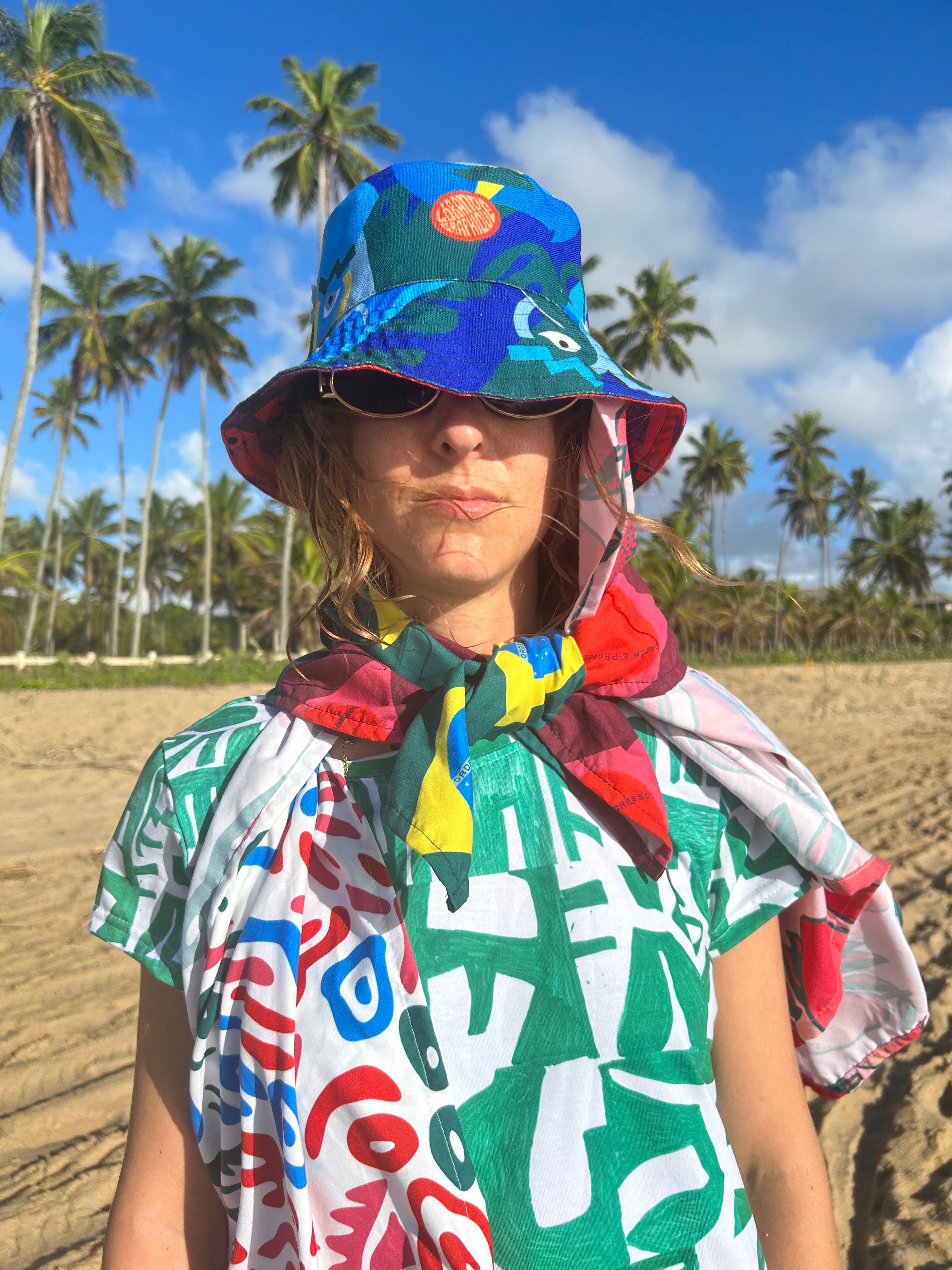 Chapeau illustré porté en festival estival