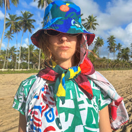 Chapeau illustré porté en festival estival