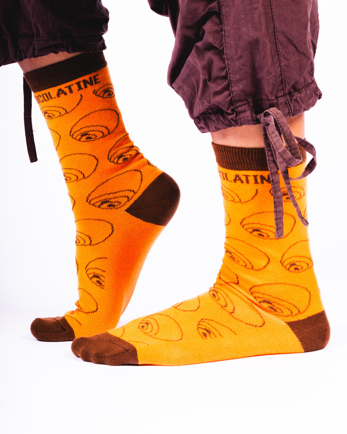 Chaussettes oranges et marron