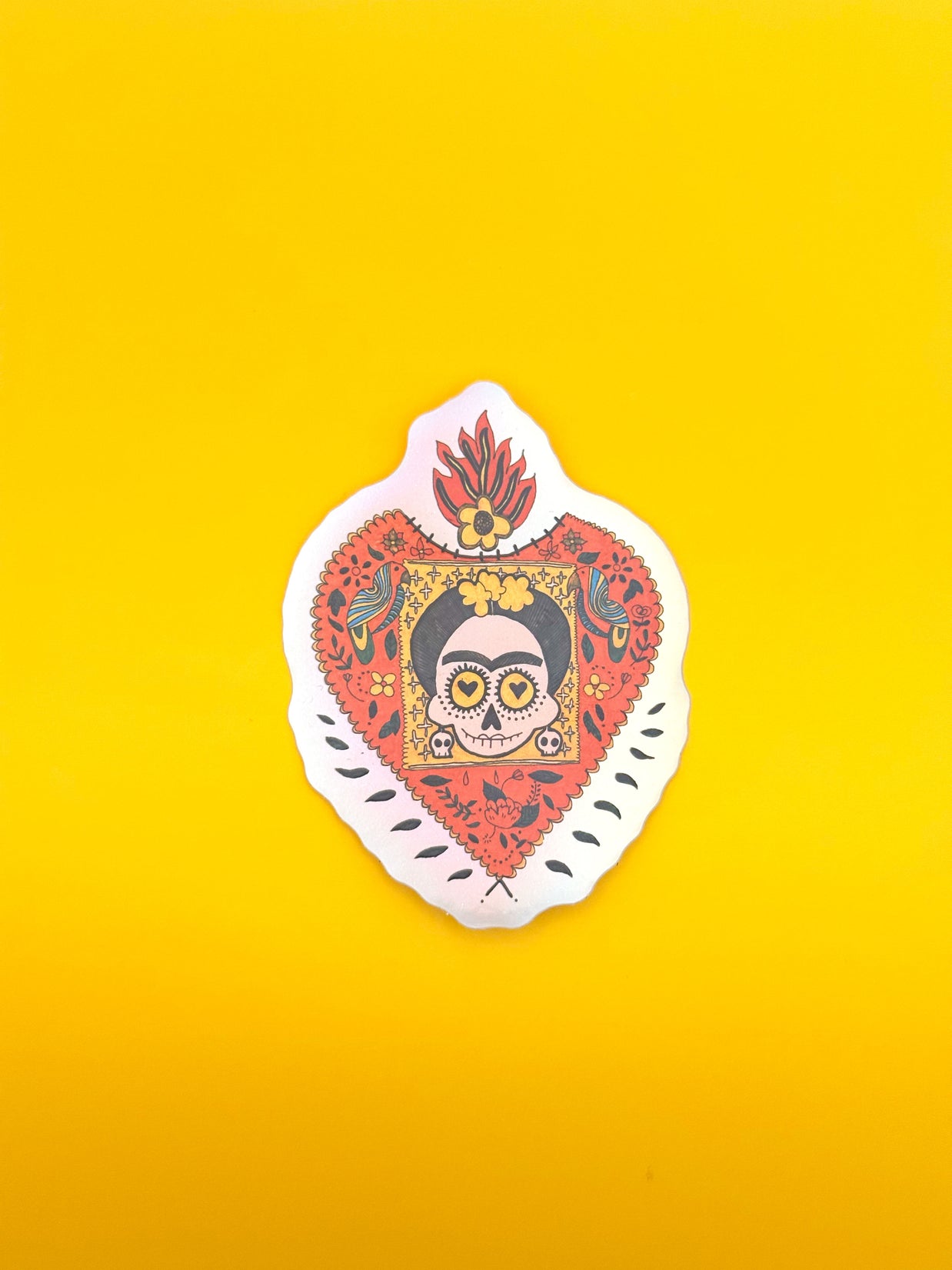 Sticker illustré inspiré de Frida Kahlo avec motifs floraux et symboliques
