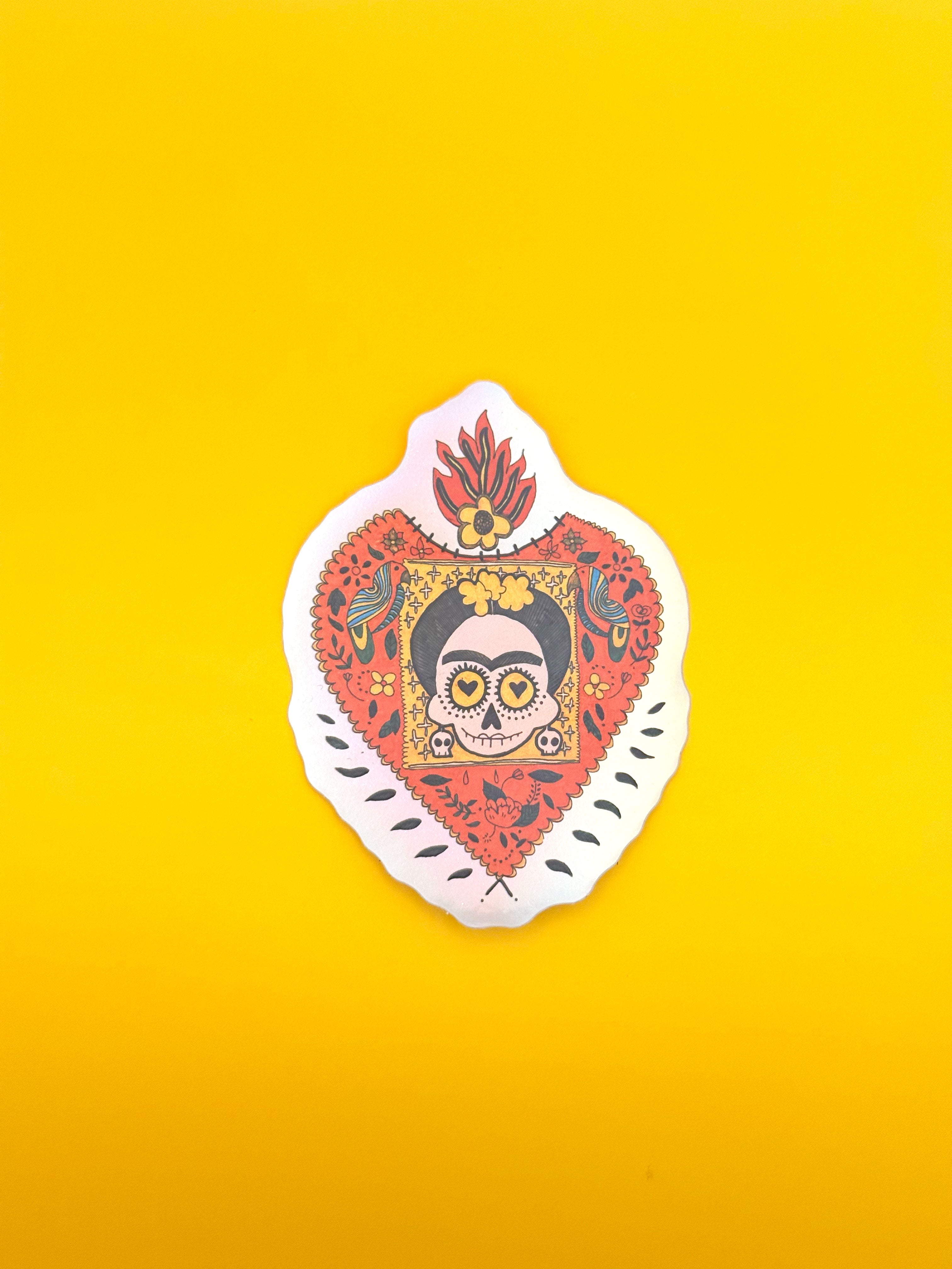 Sticker illustré inspiré de Frida Kahlo avec motifs floraux et symboliques
