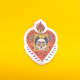 Sticker illustré inspiré de Frida Kahlo avec motifs floraux et symboliques
