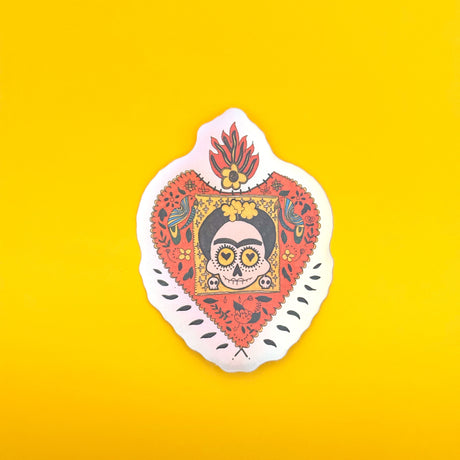 Sticker illustré inspiré de Frida Kahlo avec motifs floraux et symboliques
