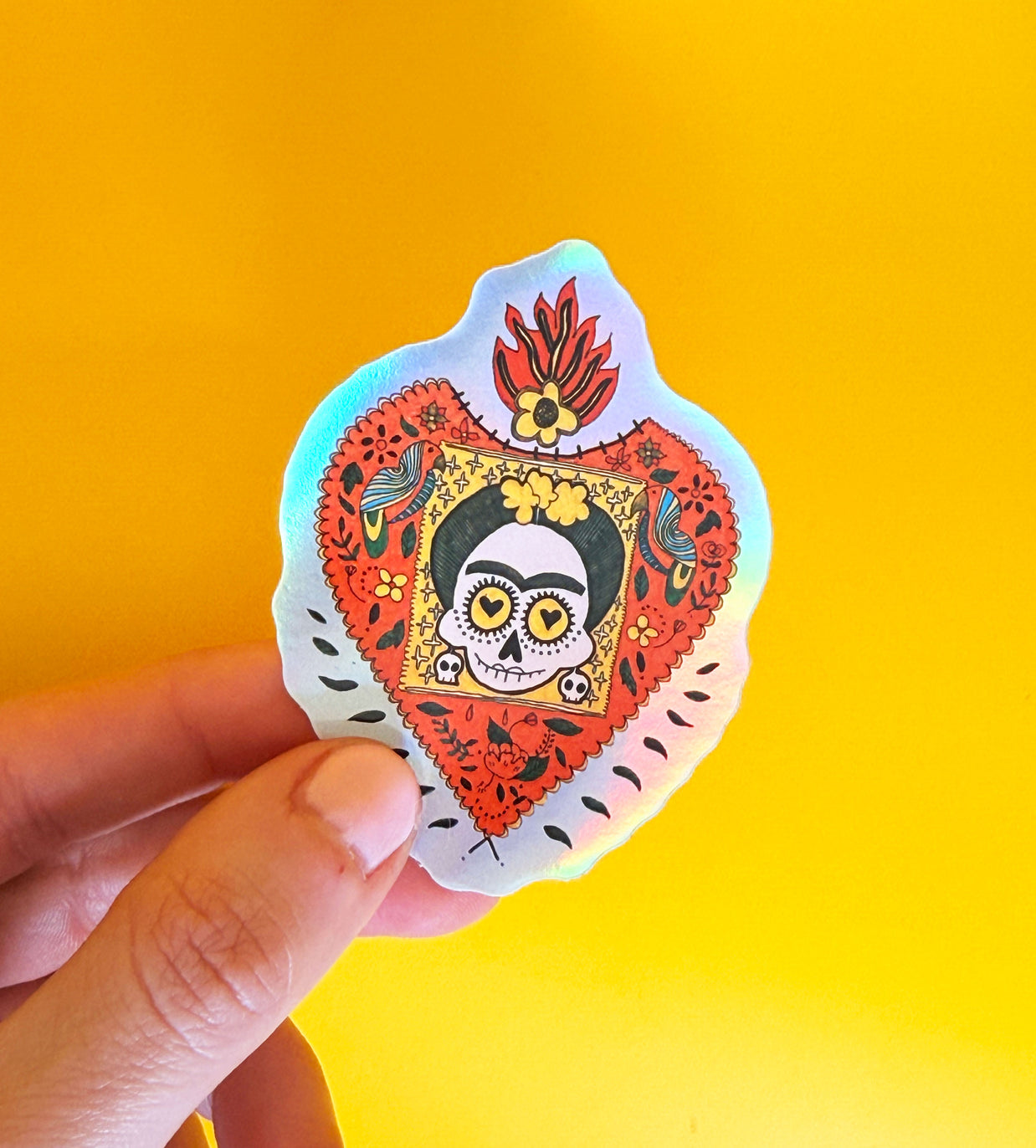 Sticker illustré inspiré de Frida Kahlo avec motifs floraux et symboliques
