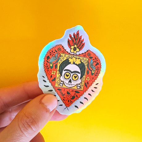 Sticker illustré inspiré de Frida Kahlo avec motifs floraux et symboliques
