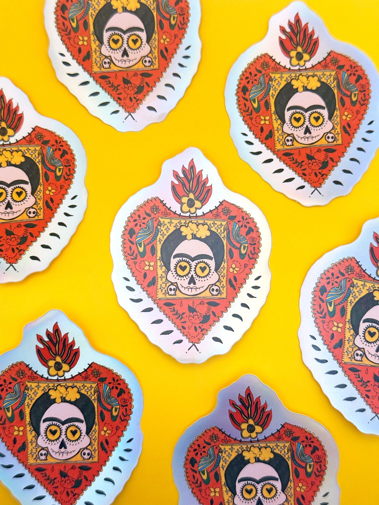Sticker illustré inspiré de Frida Kahlo avec motifs floraux et symboliques
