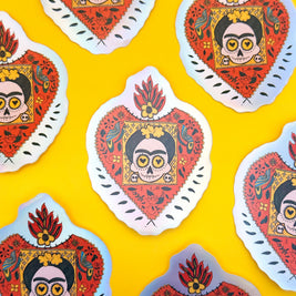 Sticker illustré inspiré de Frida Kahlo avec motifs floraux et symboliques
