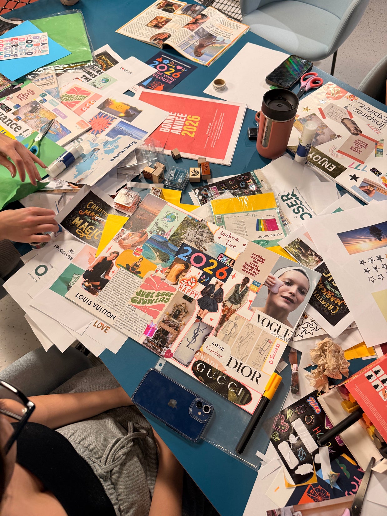 Création d’un visionboard avec magazines, ciseaux et collages lors d’un atelier créatif de rentrée
