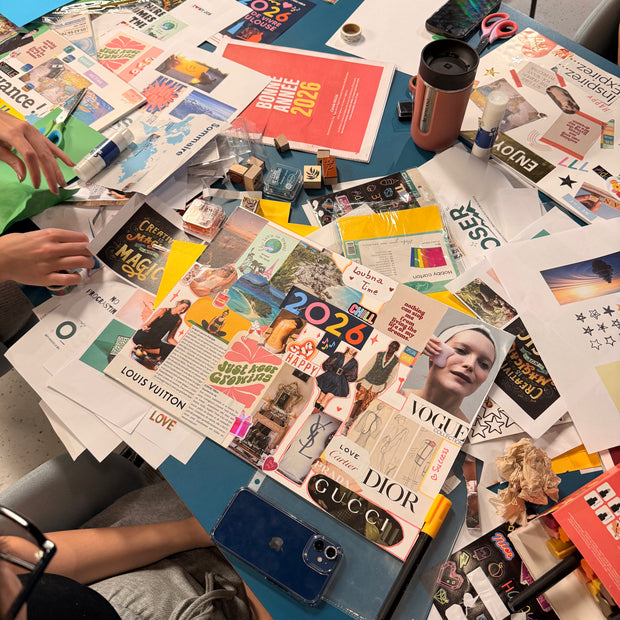 Création d’un visionboard avec magazines, ciseaux et collages lors d’un atelier créatif de rentrée